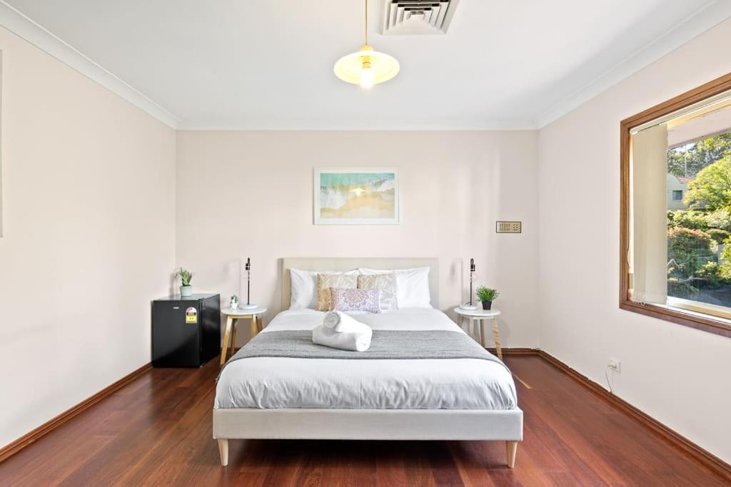 Tranquil Queen Room - Nearby Transport And Stores - Shared Bathroom Pymble Eksteriør bilde